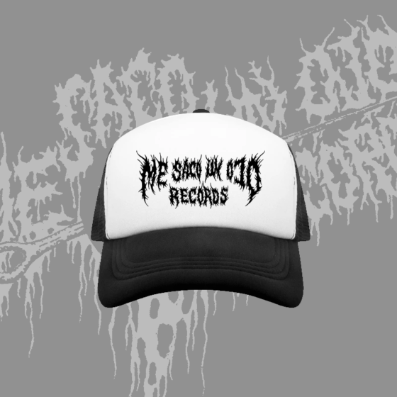 Me Saco Un Ojo type printed logo white trucker hat